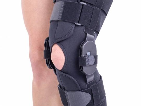 Orteză de genunchi mobilă cu articulație reglabilă